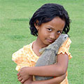  Mädchen mit ihrem Haustier, einen Leguan 