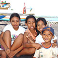  Kinder am Strand von Ostbali 