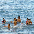  Kinder beim baden an der Nordküste Balis 
