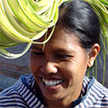  Frau am Markt mit Palmblättern am Kopf 