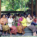  Gruppe von Dorffrauen bereiten Tempelfest im Pura Luhur Batu Karu vor 