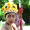  junge Tempeltänzerin bei einem Dorftempelfest in Nordbali 