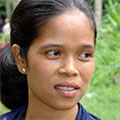  Gesichter Balis - Frau am Weg zu einer Verbrennungszeremonie 