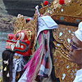  Bali Barong bei Zeremonie am Meer 
