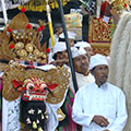  Barong "Drachengott" und Hexe "Rangda" bei einem Besuch am Meer 