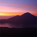  Atemberaubender Sonnenaufgang auf dem Batur Vulkan 