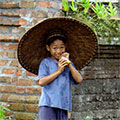  Junge mit großem "Schirm" als Regenschutz 