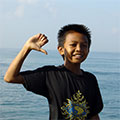  Stolzer Bali Junge am Strand von Tanah Lot 