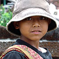  Bali Junge in einem Bergdorf 