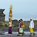  Frauen tragen Opfergaben zum Tanah Lot Tempel 