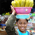  Mädchen verkauft gekochten Mais am Früchtemarkt 