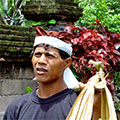  Familienangehöriger bei einer Totenverbrennung auf Bali 