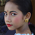  Junge Bali Tänzerin kurz vor der Vorstellung 