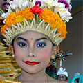  kleine Bali Tänzerin bei Zeremonie 