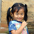  Bali Girl lächelt uns zu 