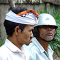  Bali Männer in einem balischen Bergdorf 