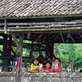  Kinder in der Dorfhalle eines Bergdorfes 