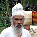  Priester im Luhur Tempel Batu Karu 