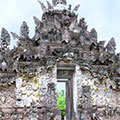  Eingang zum Beji Tempel in Sangsit 