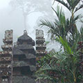  Pura Luhur am Batu Karu Berg im Nebel 