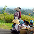  Reisarbeiter auf Bali warten am Wegesrand 
