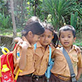  Bali Schulkinder auf dem Heimweg 