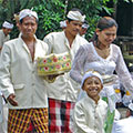  Fröhliche Balier bei einer Tempelzeremonie 