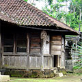  Alte Holzhäuser in den abgelegenen Bergdörfern Balis 