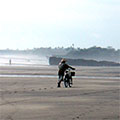  am schwarzen Sandstrand der Westküste Balis 