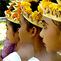  junge Temepltänzerinnen bei einer Dorftempelzeremonie 