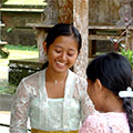  Mädchen bei Temeplzeremonie im Luhur Tempel Batu Karu 